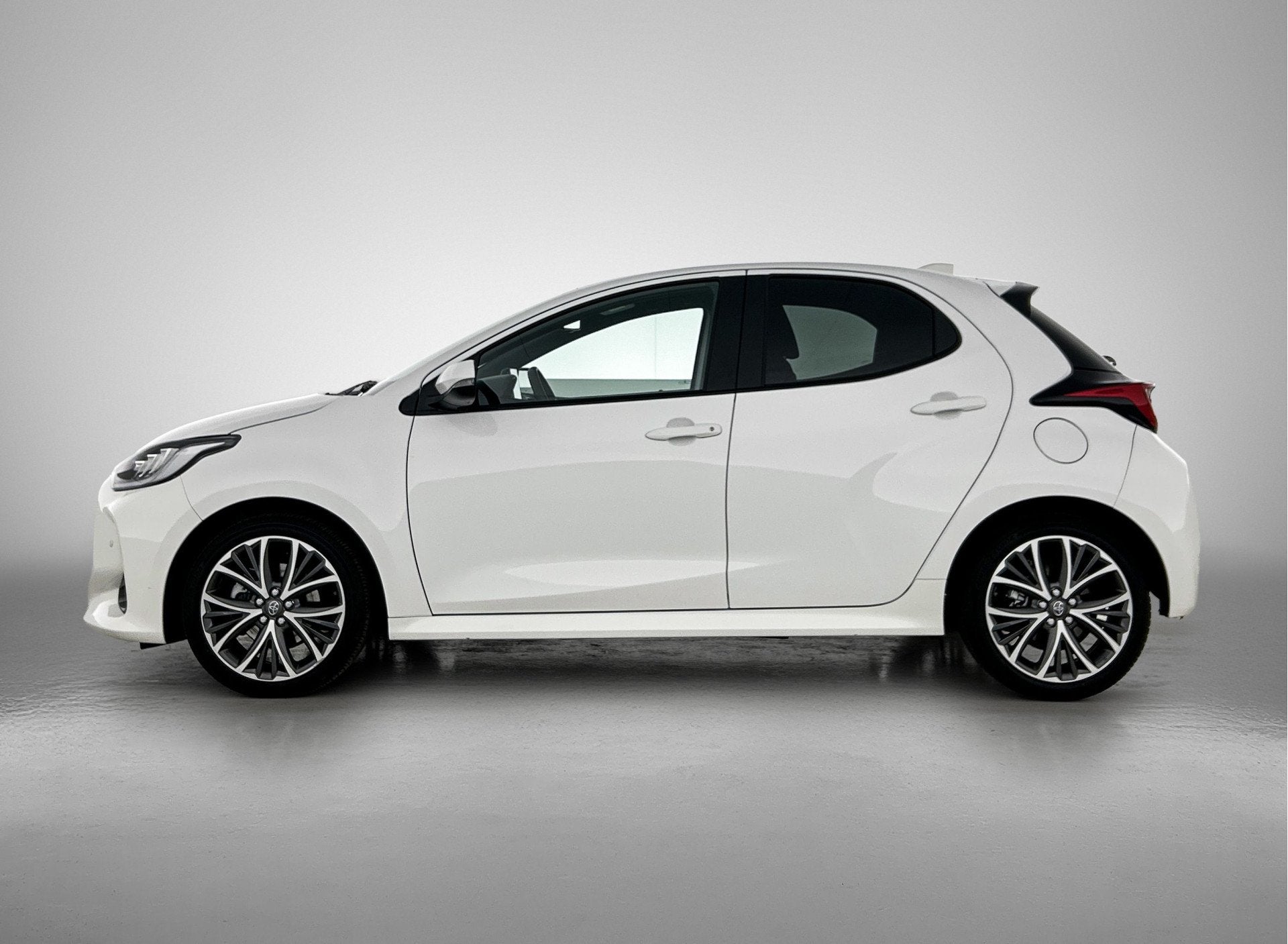 Toyota Yaris 1.5 Hybrid 130 Executive | BTW voertuig | Stoel, 450 kg, Gebruikt, Wit, 1125 kg