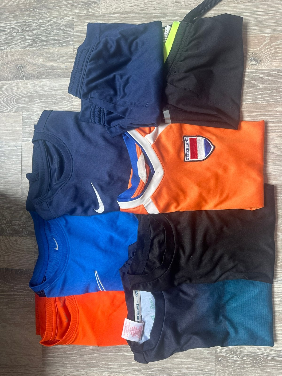 6 sportshirtjes en 2 sportbroekjes maat 128, Kinderen en Baby's, Ophalen of Verzenden, Gebruikt, Jongen, Sport- of Zwemkleding