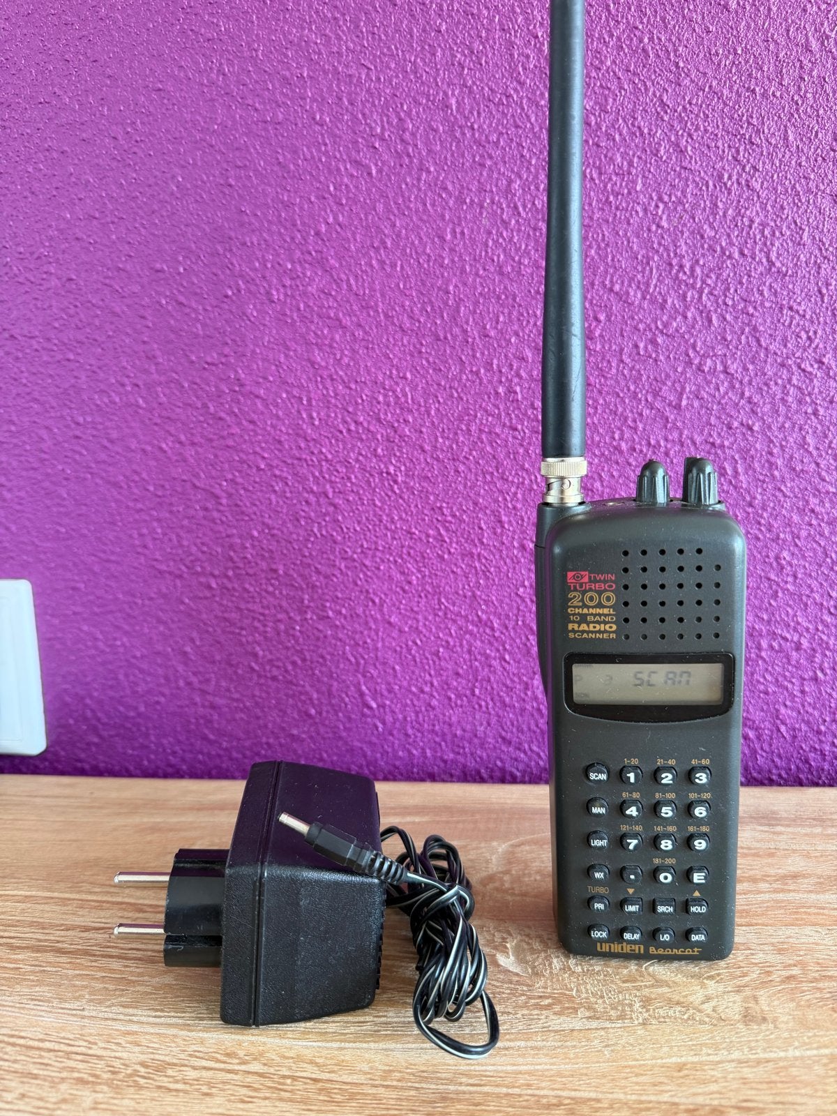 Uniden UBC-220XLT scanner met oplader, Telecommunicatie, Scanners, Gebruikt, 200 tot 500 kanalen, Draagbaar, Ophalen of Verzenden