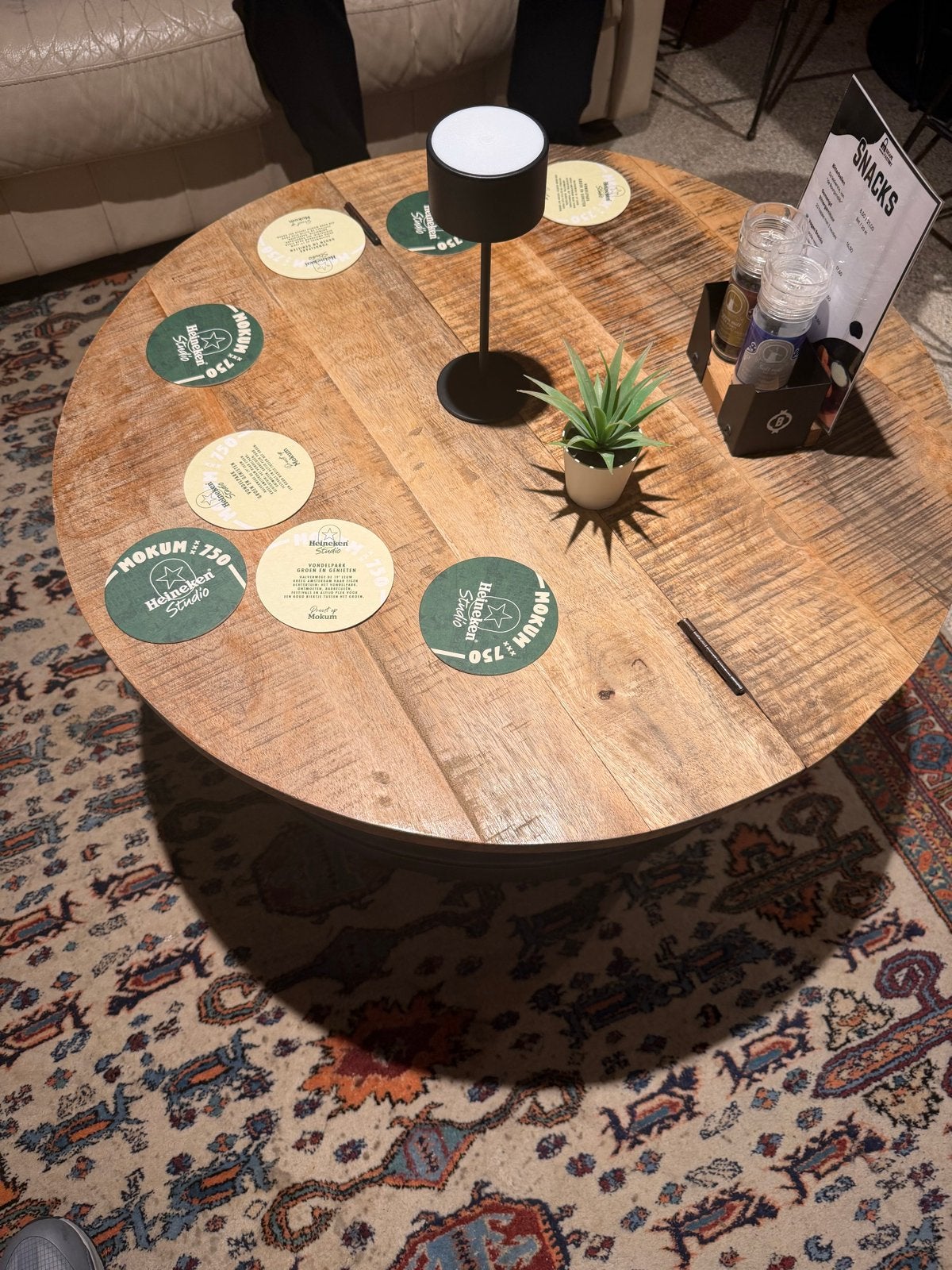 Ronde salontafel van mangohout en metaal, Huis en Inrichting, Tafels | Salontafels, Ophalen, Gebruikt, Rond, 50 tot 100 cm
