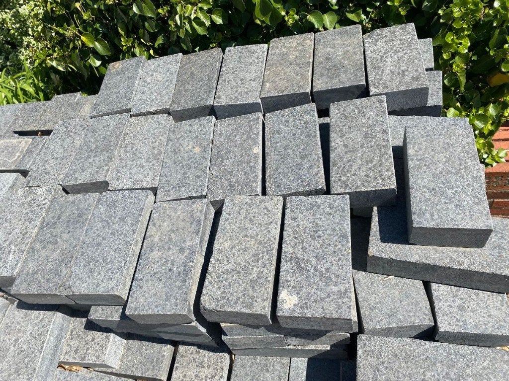 Partij van 60 m2 Basalt Klinker Gevlamd/geborsteld, Tuin en Terras, Ophalen, Klinkers, Nieuw, Natuursteen