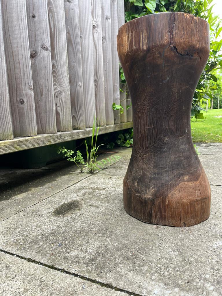 Massief houten kegelvormige bijzettafel/sokkel, Huis en Inrichting, Woonaccessoires | Zuilen en Pilaren, Ophalen, Gebruikt
