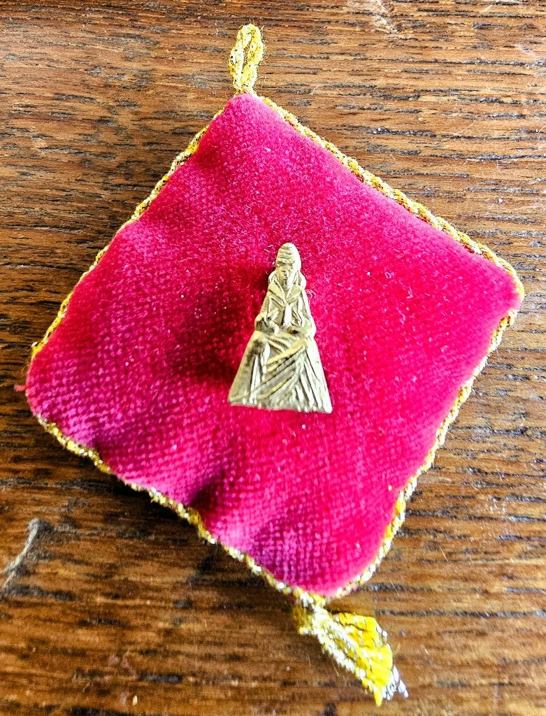 Goudkleurige religieuze speld -zittende figuur met boek 2 cm, Ophalen of Verzenden, Zo goed als nieuw, Figuurtje, Speldje of Pin