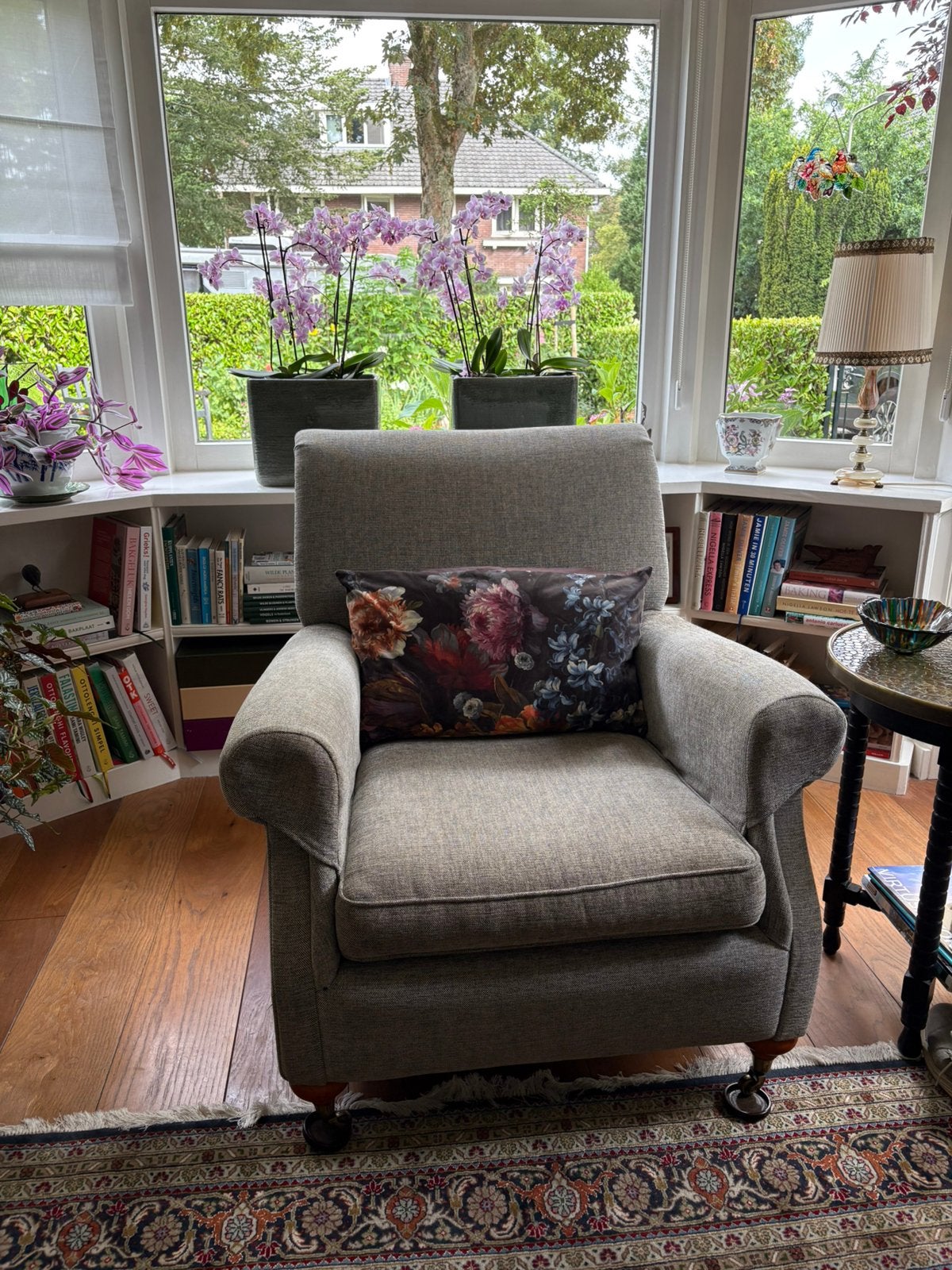 2 Engelse Ambassador fauteuils met kersenhouten pootjes, Huis en Inrichting, Fauteuils, Ophalen, Zo goed als nieuw, 75 tot 100 cm