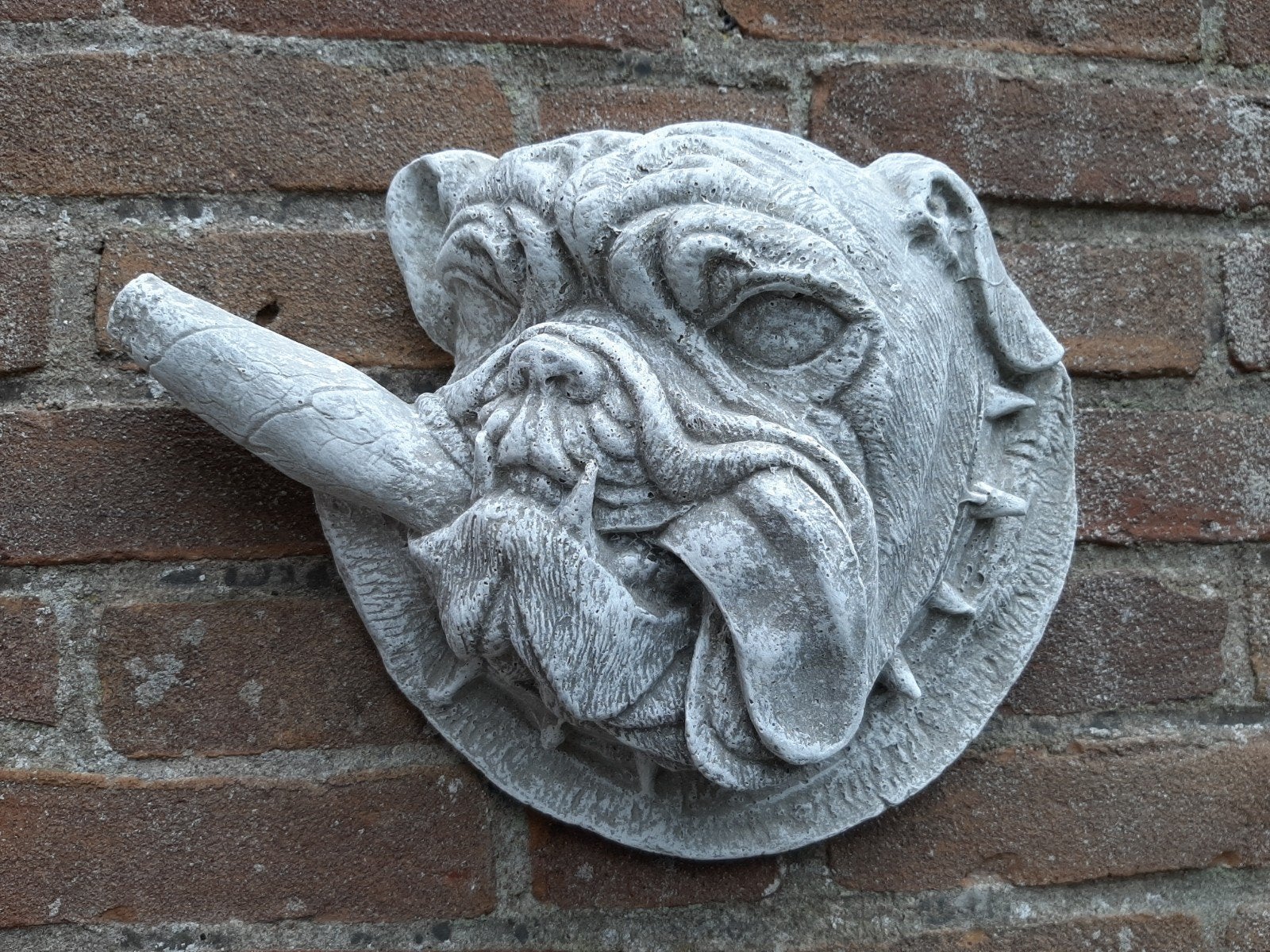 Hond sigaar wanddecoratie betonnen beeld tuinbeeld beton, Tuin en Terras, Ophalen of Verzenden