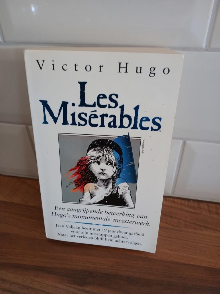 Les Misérables - Victor Hugo (Boek), Boeken, Ophalen of Verzenden, Zo goed als nieuw, Nederland, Victor Hugo