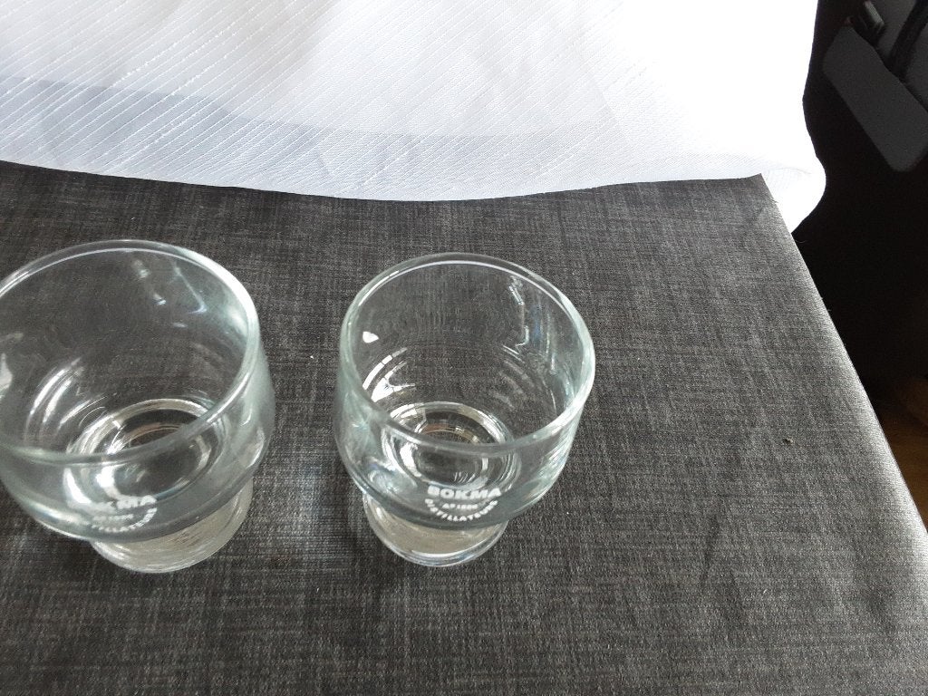 BOKMA DISTASLATEURS glaasjes, brede voet, 2 st., Ophalen of Verzenden, Zo goed als nieuw, Borrel- of Shotglas