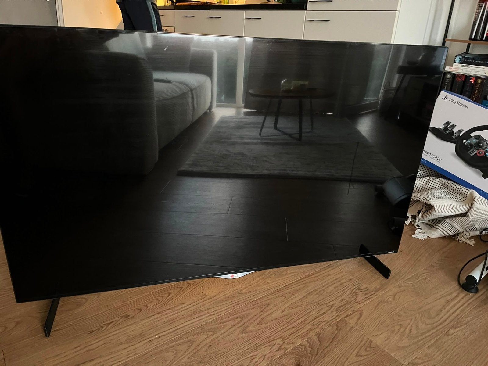 LG TV met defecte standaard (schroefje gebroken), Ophalen, 50 Hz, 100 cm of meer, 4k (UHD)