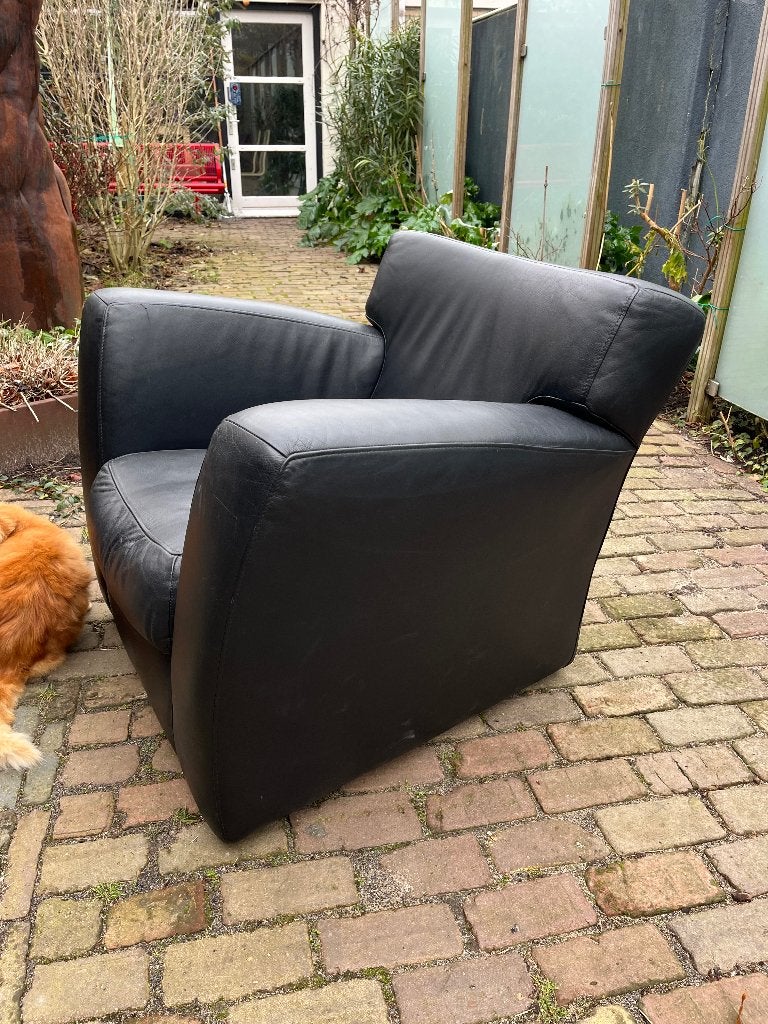 Label Barzoi fauteuil Gerard van de Berg Zwart leer, Gebruikt, 75 tot 100 cm, Dutch Design Mancave Brutalisme Loungen, 50 tot 75 cm