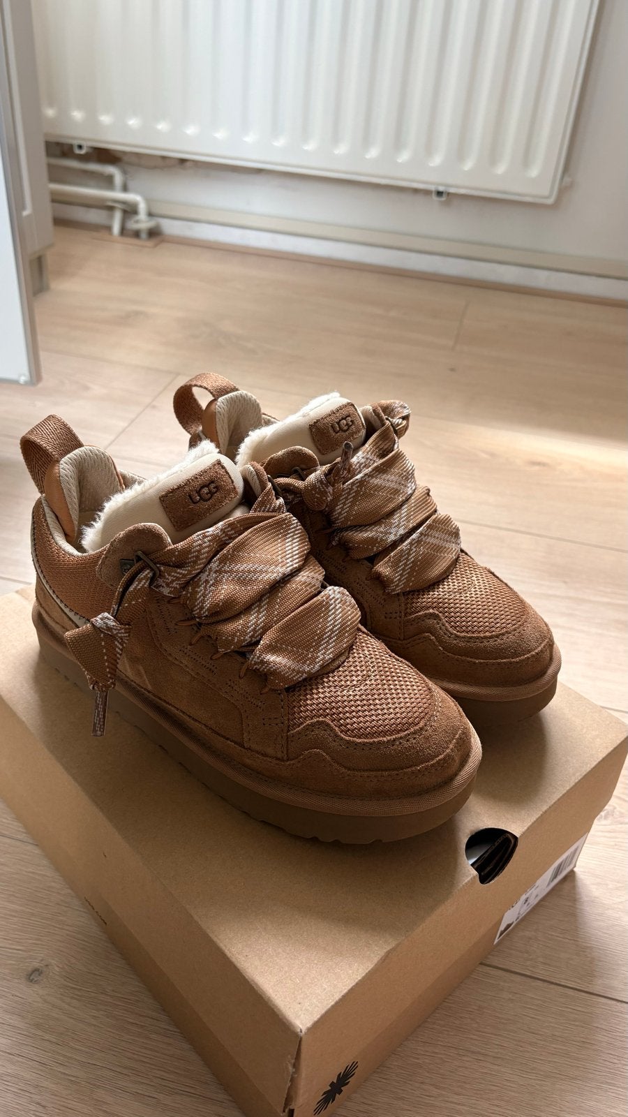 UGG Sneakers Bruin - Zo goed als nieuw, Ophalen of Verzenden, Zo goed als nieuw, Bruin, Sneakers of Gympen