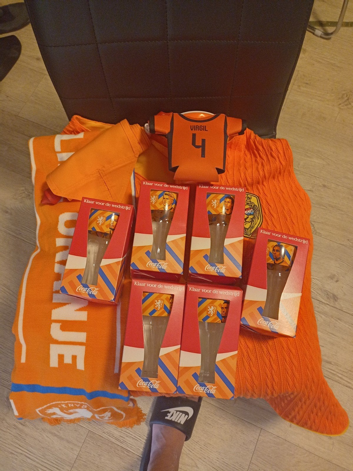 Oranje Fanpakket: Glazen, Beker, Hemd/Tas, Koeler, Badjas M, Kleding | Dames, Overige Dameskleding, Jumbo, Ophalen of Verzenden