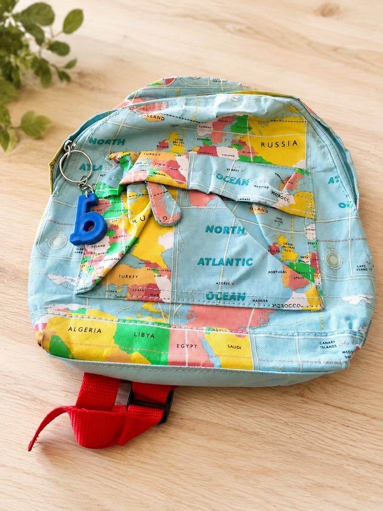 Kinderrugzak met wereldkaart print, Overige merken, Gebruikt, Minder dan 30 cm, Ophalen of Verzenden
