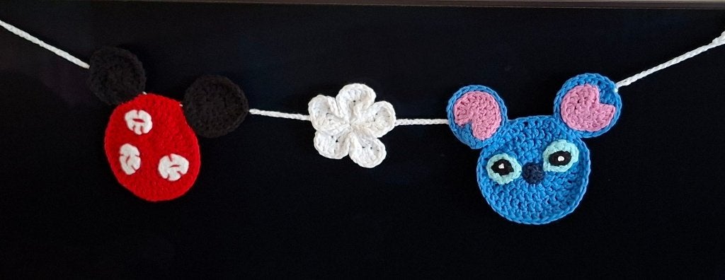 Nieuw- gehaakte Lilo en Stitch banner/ slinger, Ophalen of Verzenden, Nieuw, Handgemaakt, Wanddecoratie