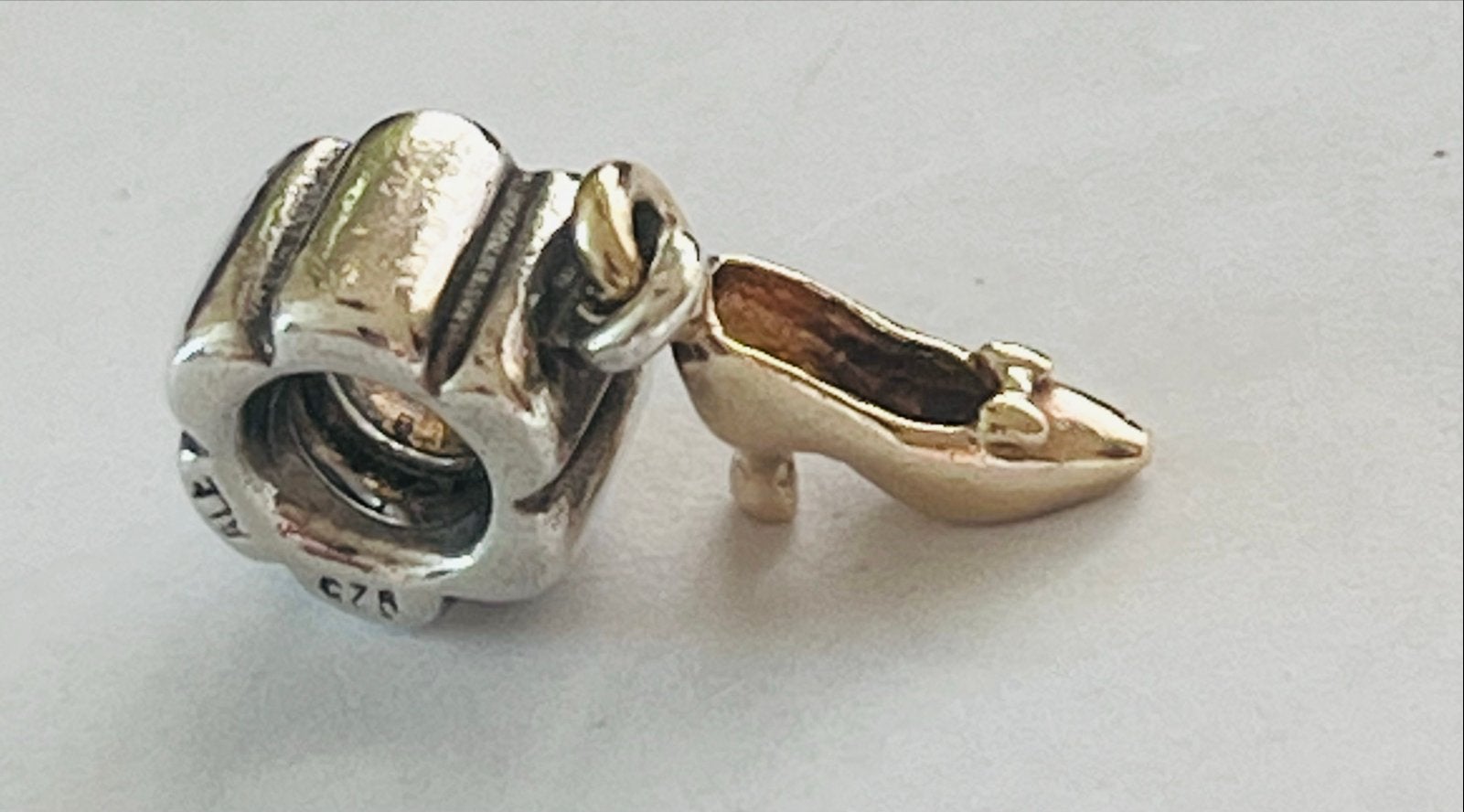 Originele Pandora bedel met gouden schoentje 14 kt stiletto, Gebruikt, Verzenden, Pandora, 1 bedel