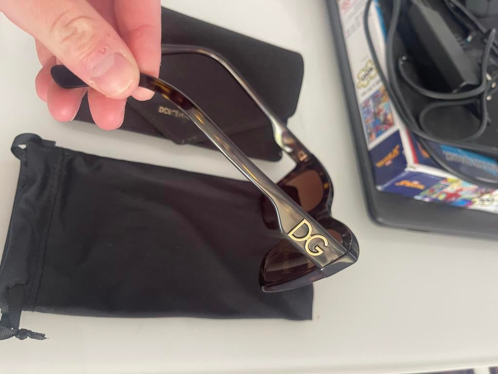 Dolce & Gabbana Zonnebril met DG-logo, Zonnebril, Bruin, Ophalen of Verzenden, Zo goed als nieuw