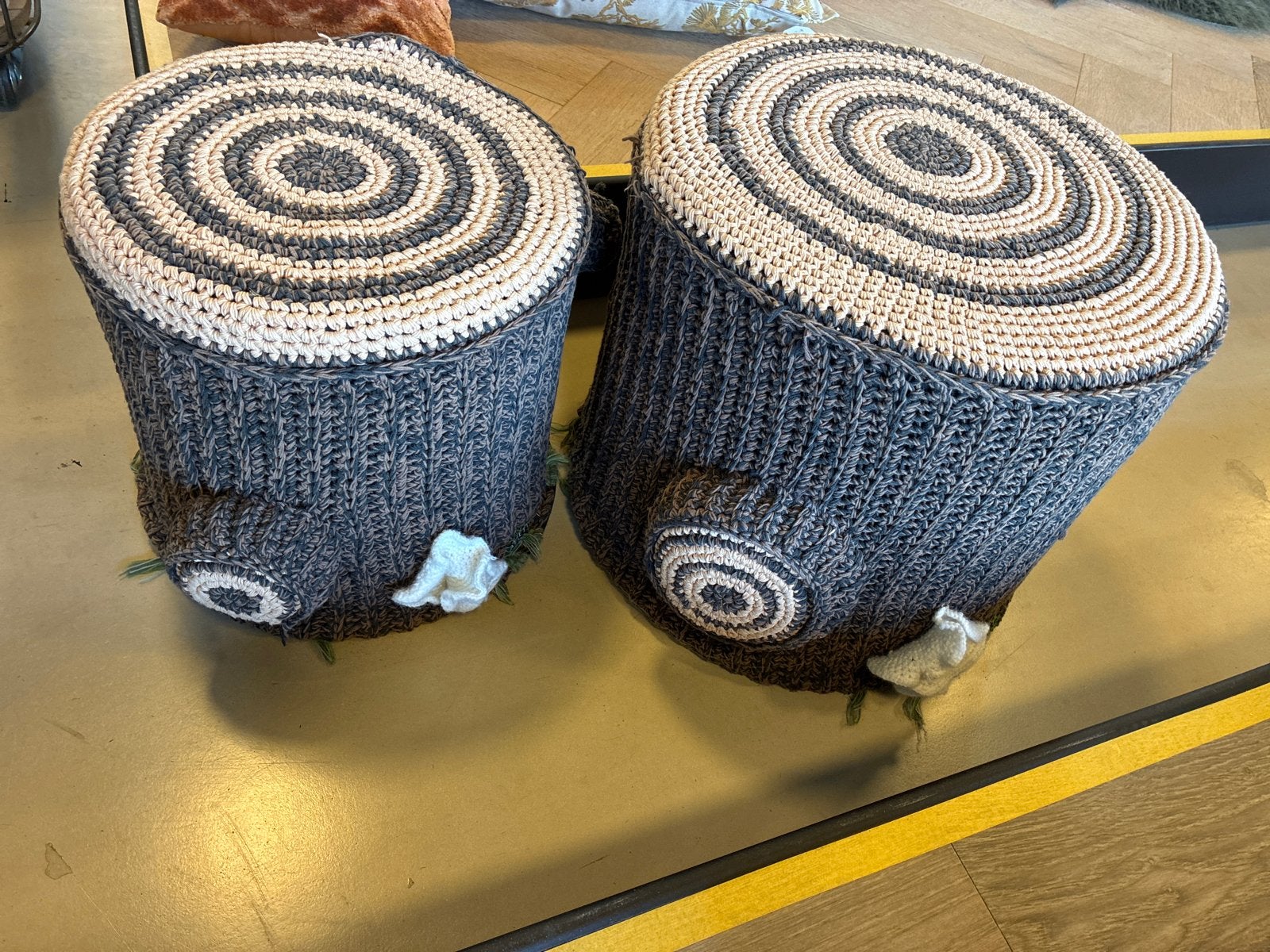 Set van 2 gehaakte boomstam poefjes - Nieuw, Ophalen, Overige materialen, Minder dan 50 cm, Rond