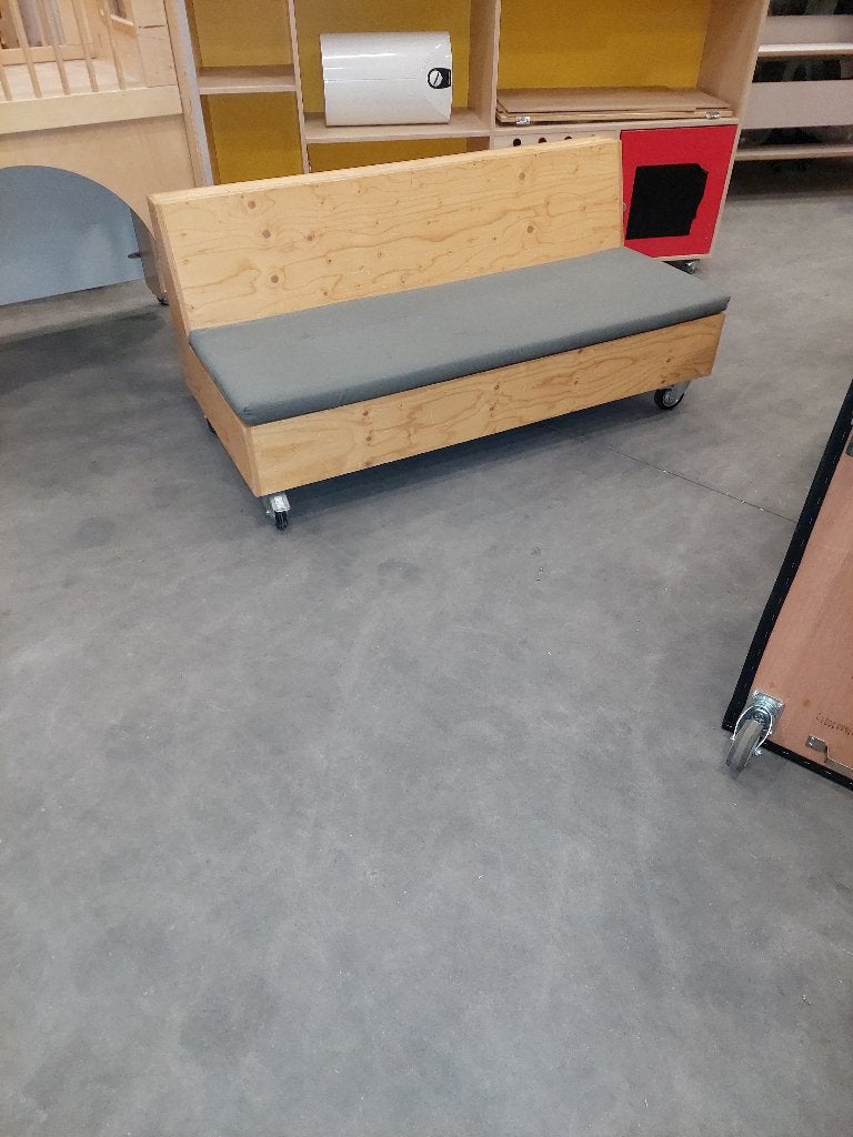 Verrijdbare houten (tuin) bank / BSO-bank met kussen, Ophalen of Verzenden, Zo goed als nieuw, Hout
