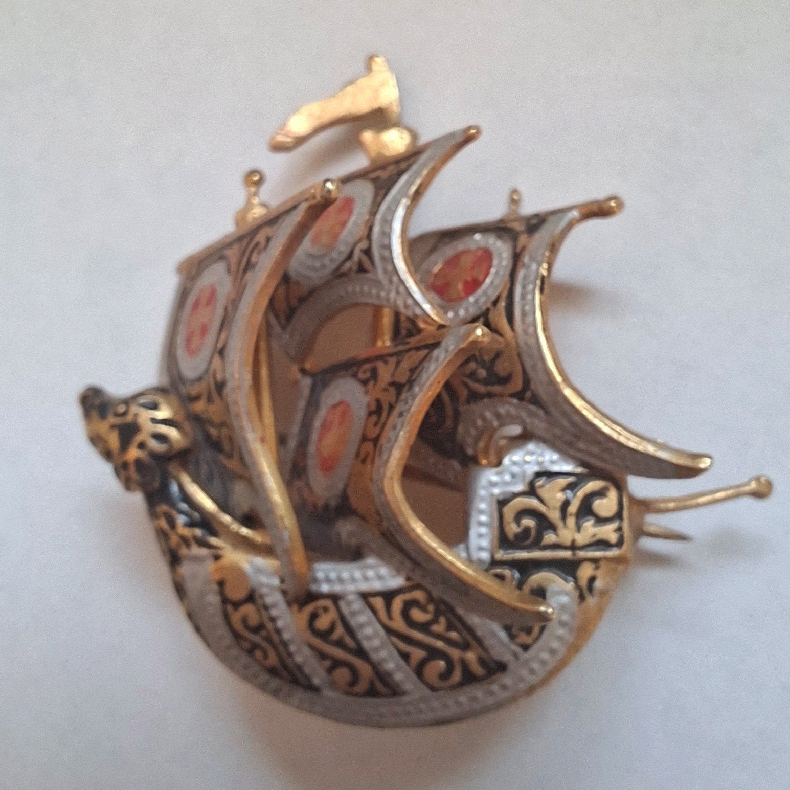 Vintage broche damascene schip, Ophalen of Verzenden, Zo goed als nieuw, Overige materialen