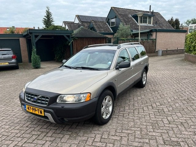 Volvo XC70 2.5 T AWD Geartronic 2004 Beige, Auto's, Automaat, Dealer onderhouden, 1800 kg, XC70
