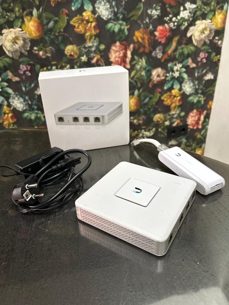 Ubiquiti UniFi Security Gateway (USG) met Cloud Key Gen1, Ophalen of Verzenden, Zo goed als nieuw, Router