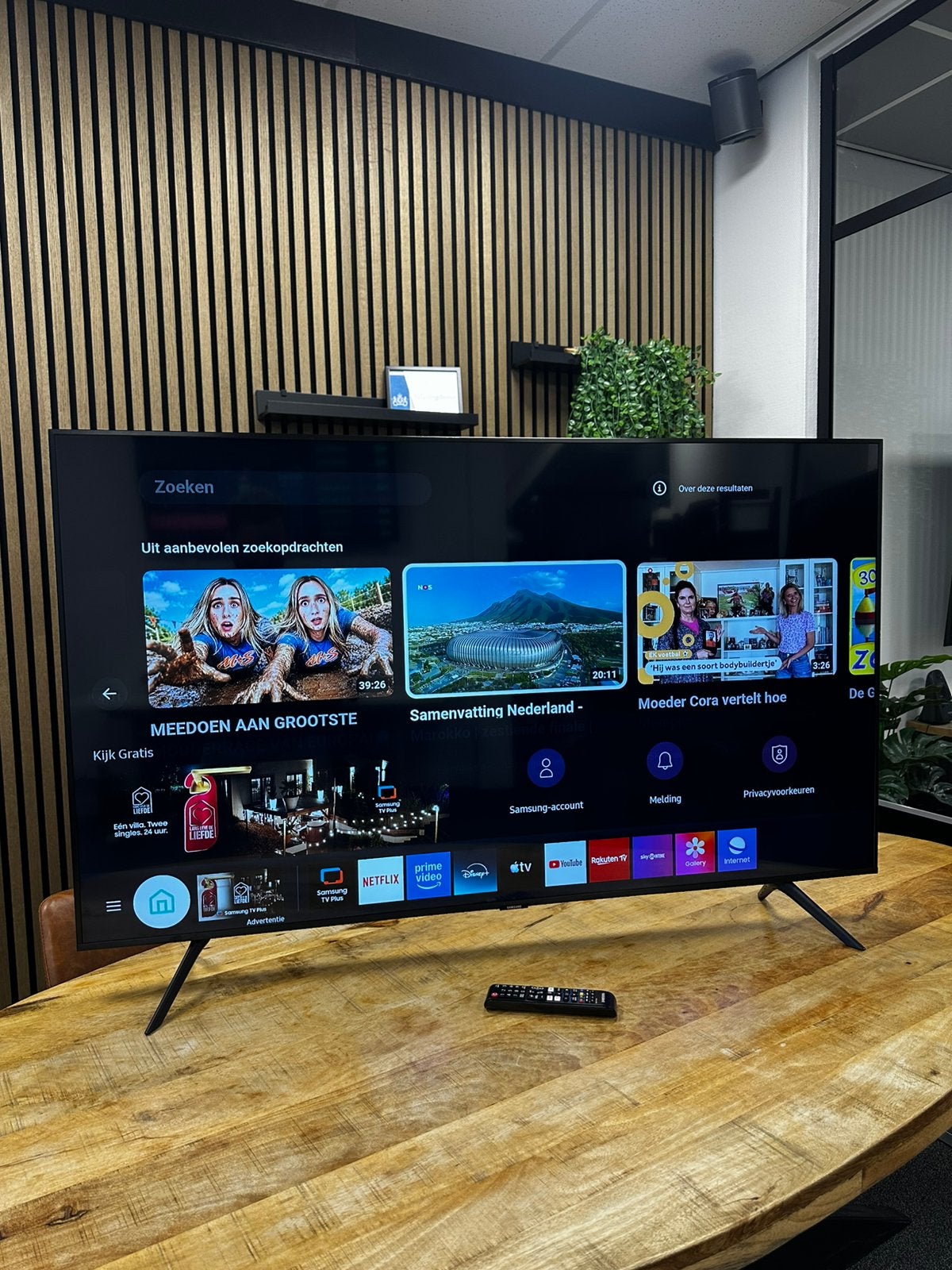 Samsung 55 inch 4K Ultra HD Smart TV met pootjes, Ophalen, LCD, Zo goed als nieuw, Samsung