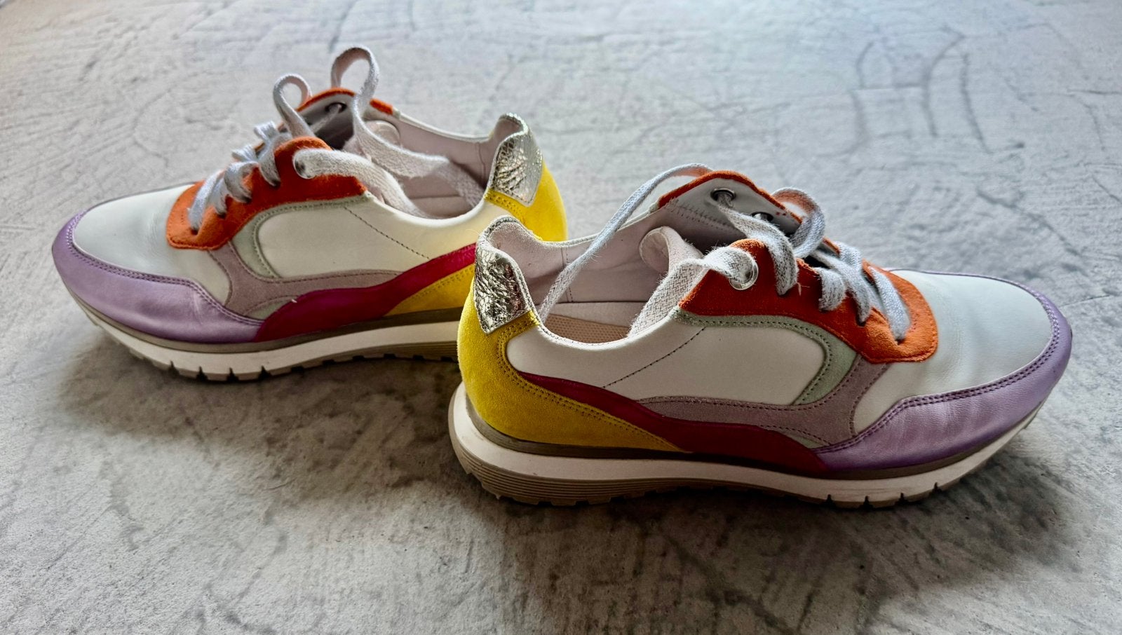Mooie Gabor sneakers met wit-oranje-paars-geel maat 37,5, Kleding | Dames, Wit, Ophalen of Verzenden, Sneakers of Gympen, Gedragen