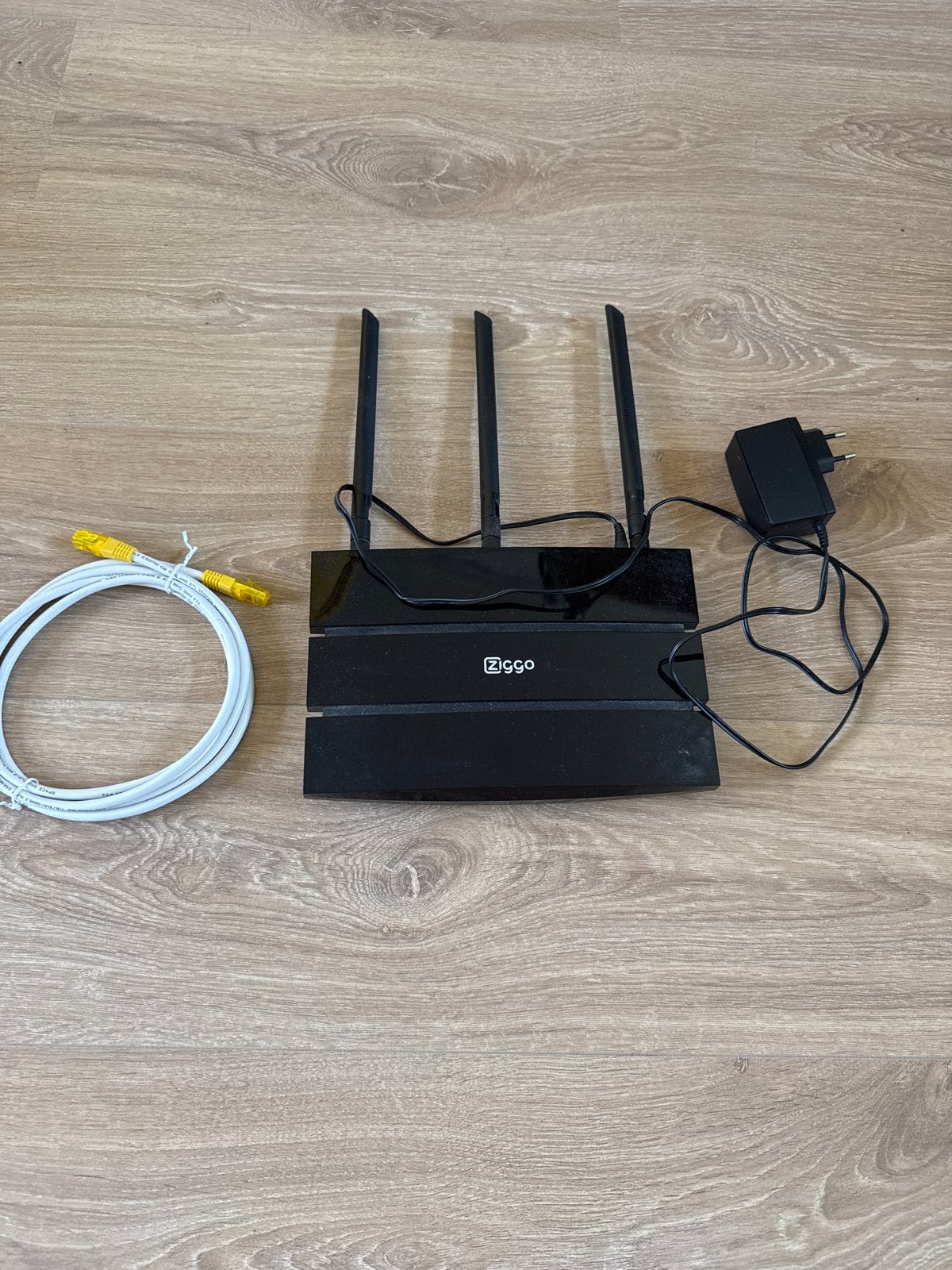 Ziggo Connectbox Router met adapter en UTP-kabel, Ophalen of Verzenden, Gebruikt, Router met modem