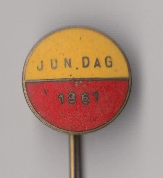 Voetbal emaille Jun Dag 1961 speldje, Verzamelen, Speldjes, Pins en Buttons, Gebruikt, Niet vindbaar, Niet vindbaar, Speldje of Pin