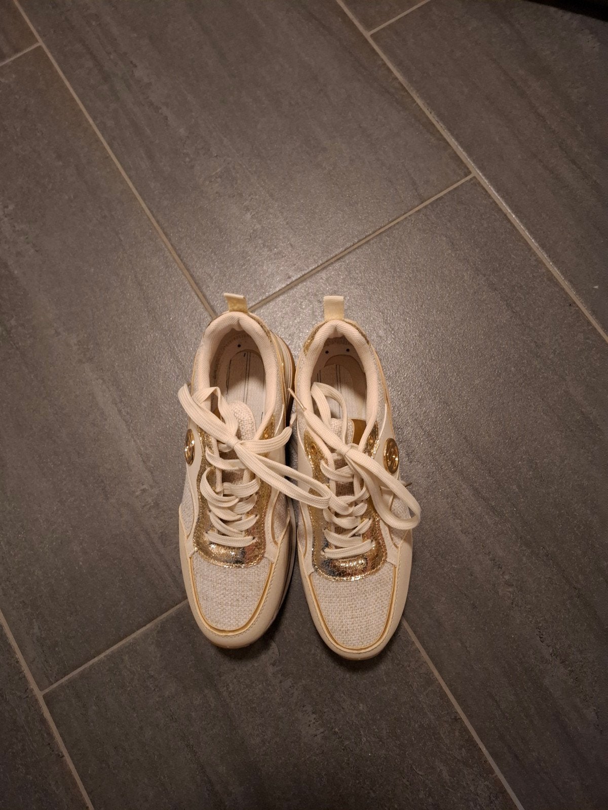 Mooie sneackers, Beige, Ophalen of Verzenden, Weet ik niet, Sneakers of Gympen