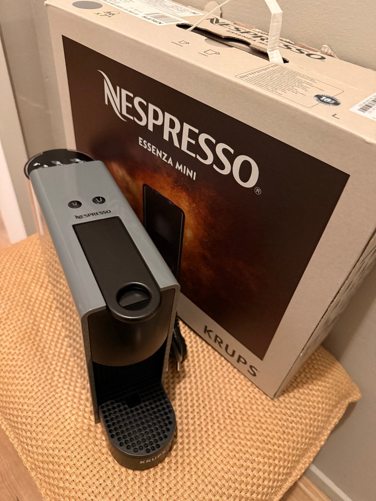 Nespresso Essenza Mini Krups - Grijs, Witgoed en Apparatuur, Espresso apparaat, Ophalen of Verzenden, Zo goed als nieuw, 1 kopje