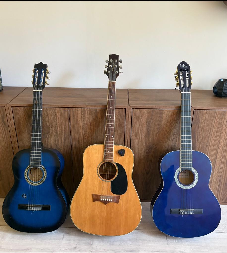 3 gitaren te koop: ook los te koop, Ophalen, Zo goed als nieuw, Klassieke of Spaanse gitaar