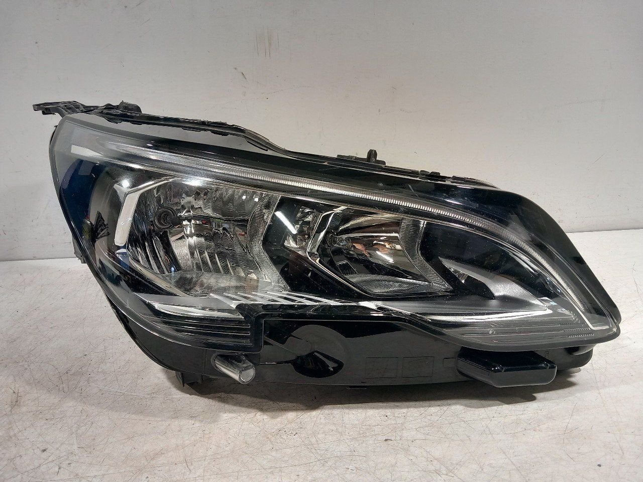 Koplamp rechts Peugeot 3008, Onderdelen@venauto.nl, Van der Ven Autorecycling B.V., Gebruikt, Ettenseweg 76, 4706 PB Roosendaal, The Netherlands