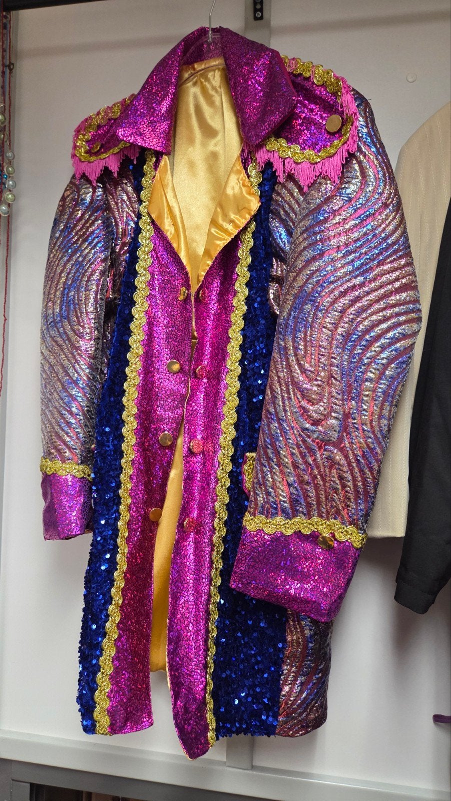 6 Carnavalsjassen met paspelzakken in diverse maten, Maat 38/40 (M), Carnaval, Ophalen of Verzenden, Kleding