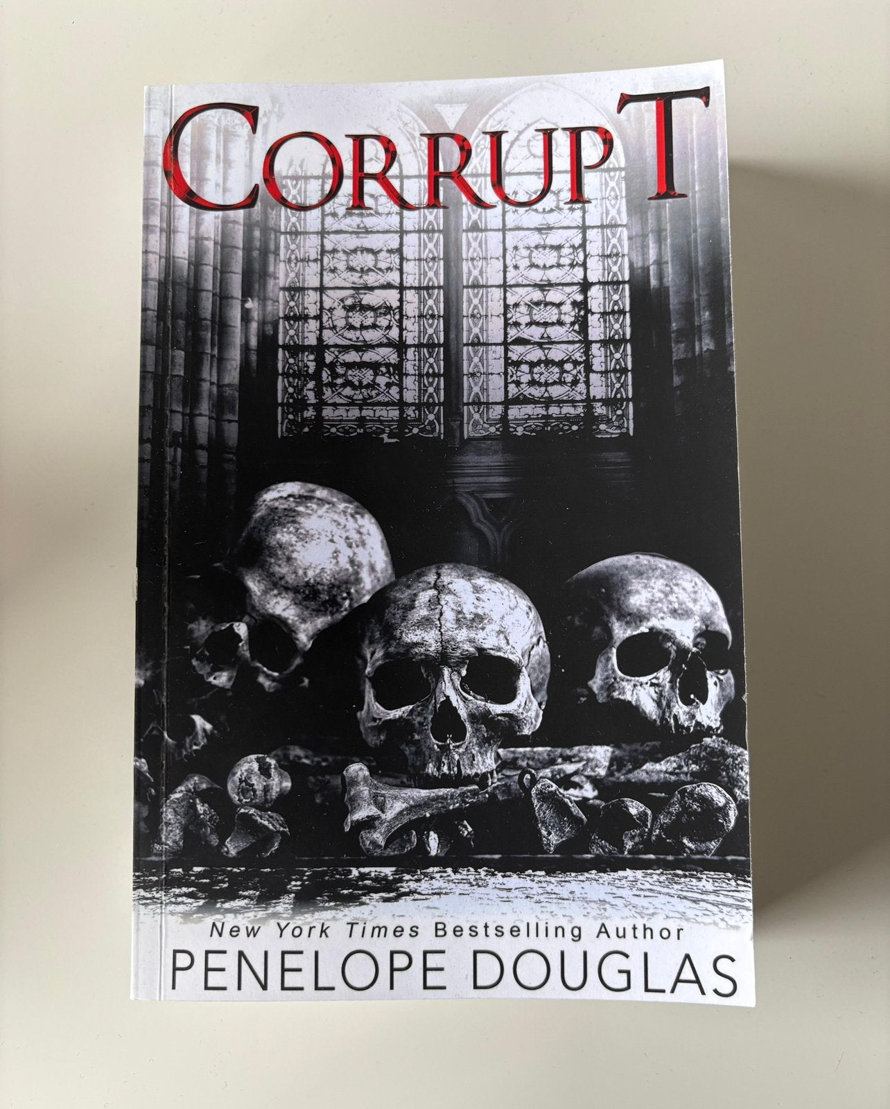 Corrupt - Penelope Douglas - Devil’s night series, Ophalen of Verzenden, Gelezen