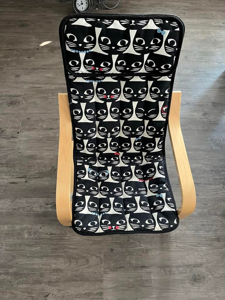 Ikea Poäng kinderstoel met kattenpatroon kussen, Kinderen en Baby's, Kinderkamer | Tafels en Stoelen, Ophalen, Gebruikt, Stoel(en)