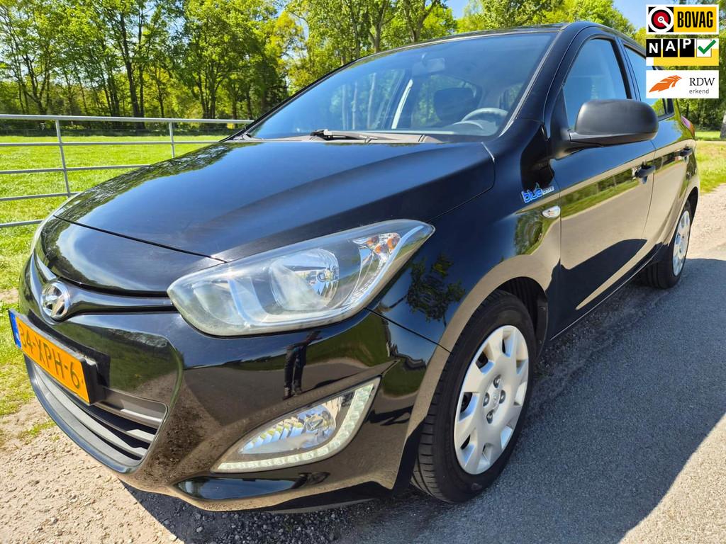 Hyundai I20 1.2i First Edition compleet klaar met airco, Euro 5, Gebruikt, 4 cilinders, Zwart