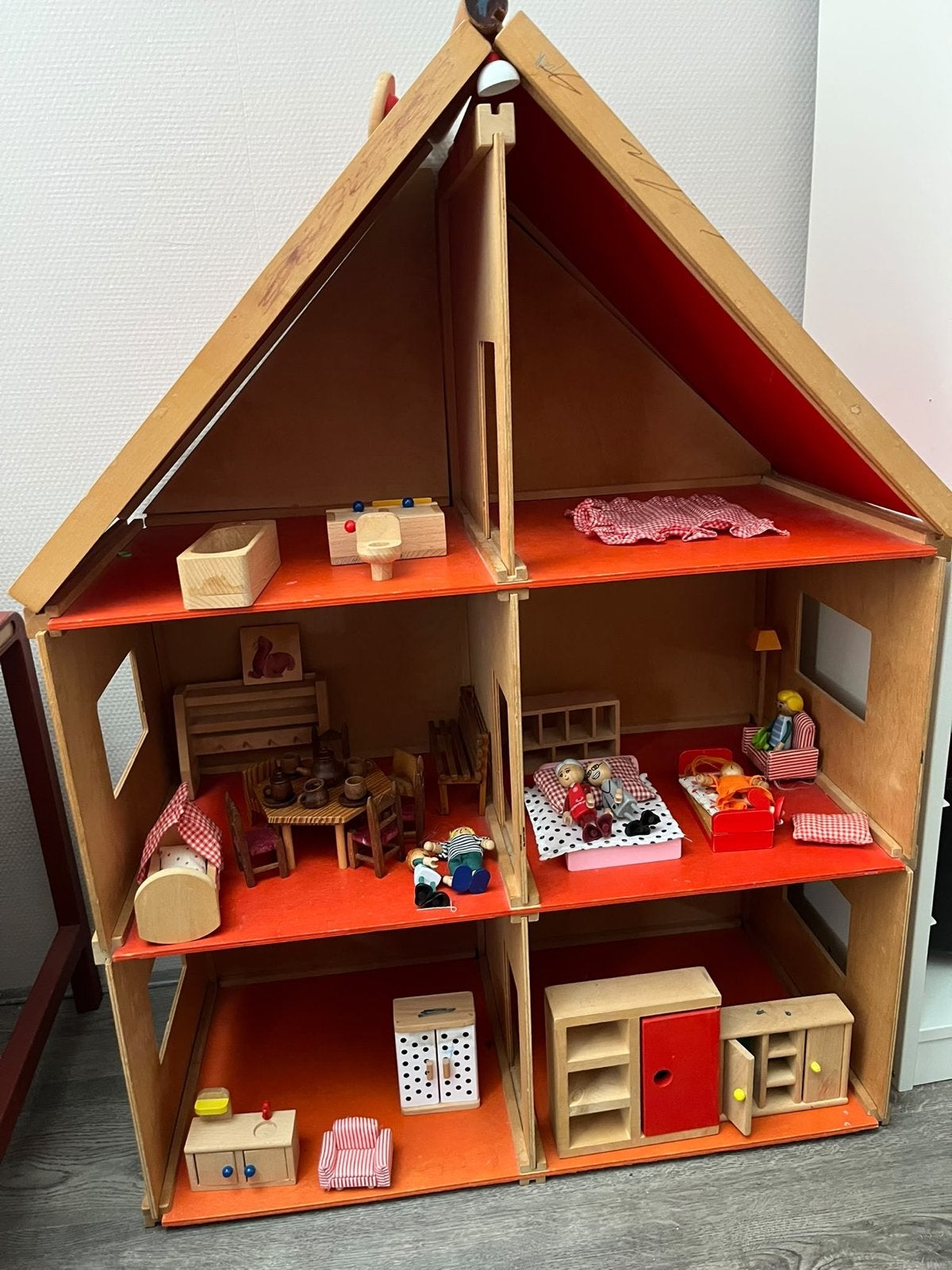Houten poppenhuis met meubels en poppen