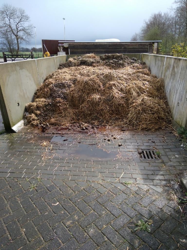 Verse paardenmest met stro, Ophalen, Mest