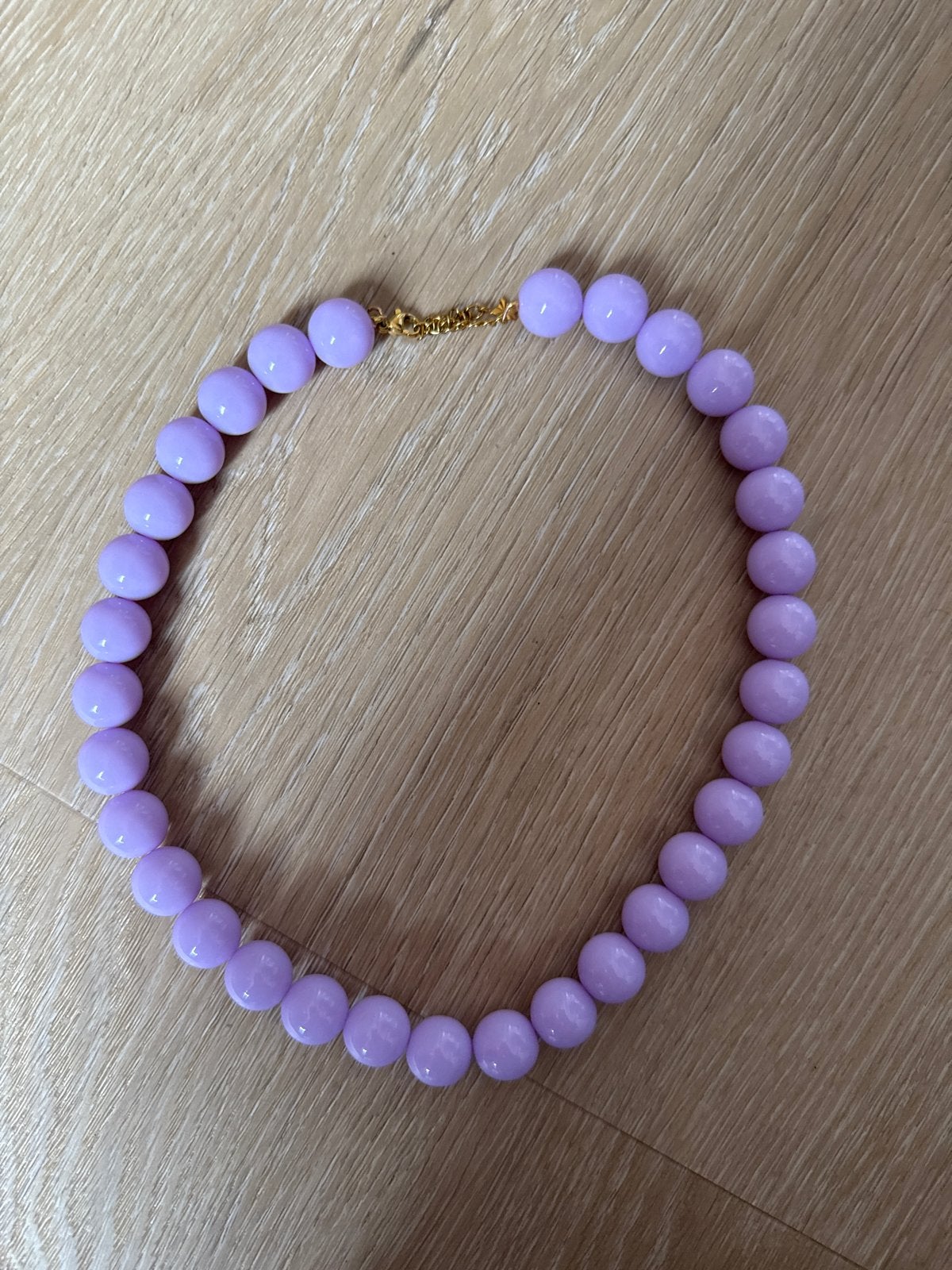 Lila kralenketting met gouden sluiting, Ophalen of Verzenden, Gebruikt, Paars, Overige materialen