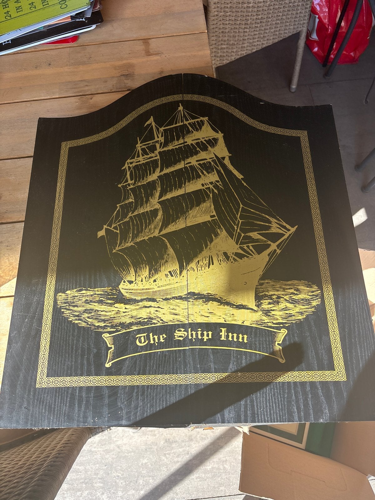 Dartbord in kast - The Ship Inn, Sport en Fitness, Darts, Ophalen of Verzenden, Gebruikt, Dartbord met pijlen