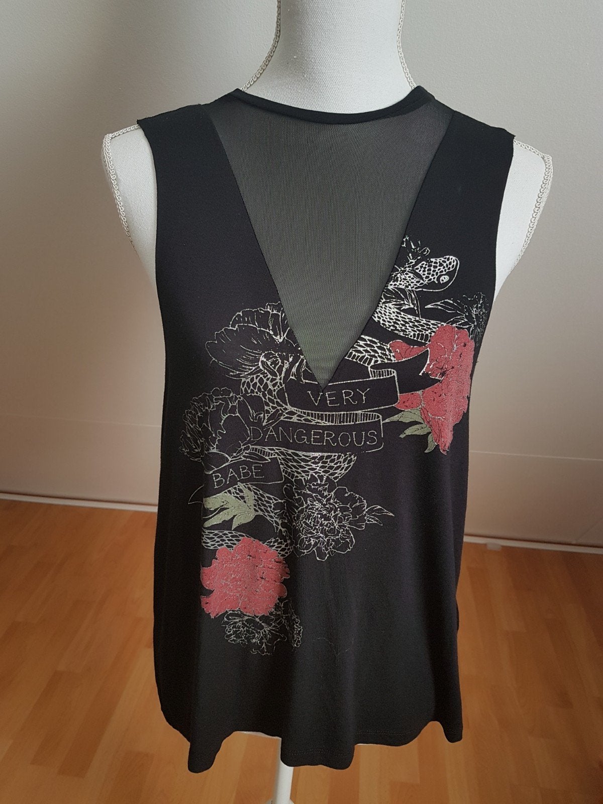 Zwarte top met print en mesh. Maat XS valt als maat S. Nieuw, Zwart, Nieuw, Ophalen of Verzenden, Maat 36 (S)
