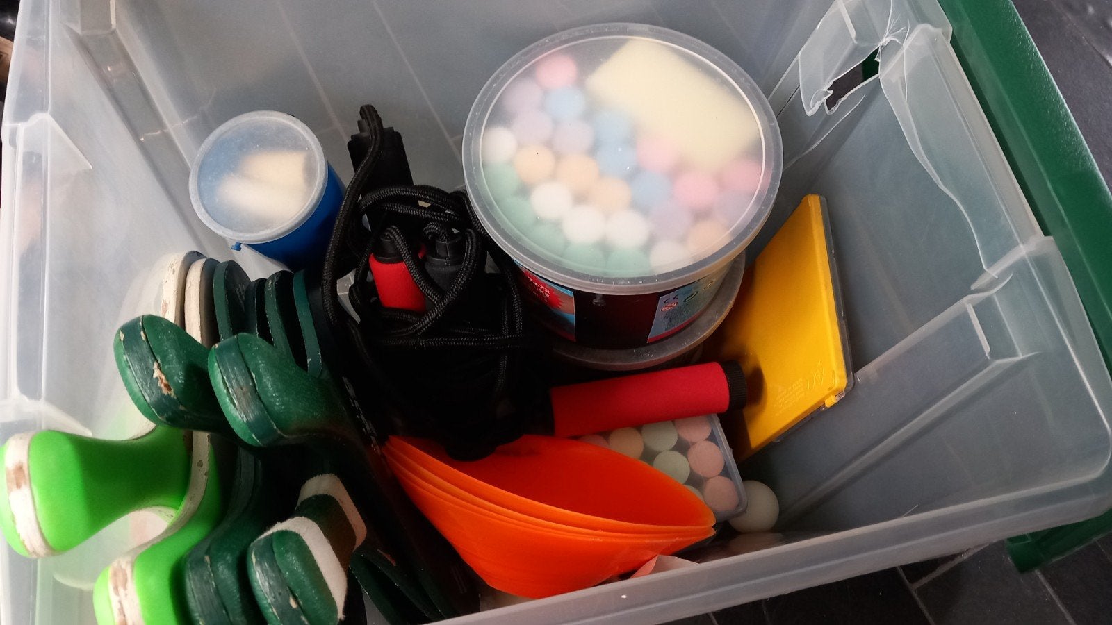 Grote plastic bak met kinderspeelgoed / buitenspeelgoed., Ophalen