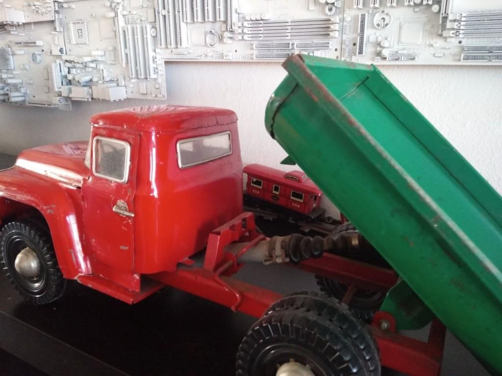 Leuke jaren 80 90 blikken Russische AZLK Zil 130 vrachtwagen, Antiek en Kunst, Antiek | Speelgoed, Ophalen of Verzenden