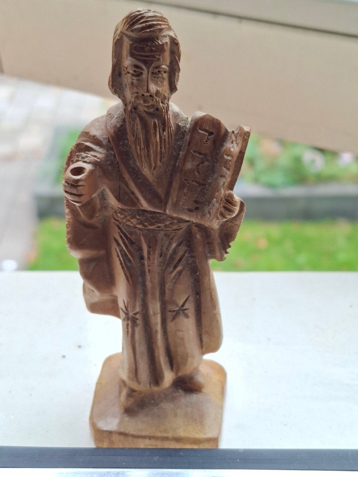 Houten beeldje van een man met boek, Minder dan 20 cm, Ophalen of Verzenden, Handgemaakt, Beeld