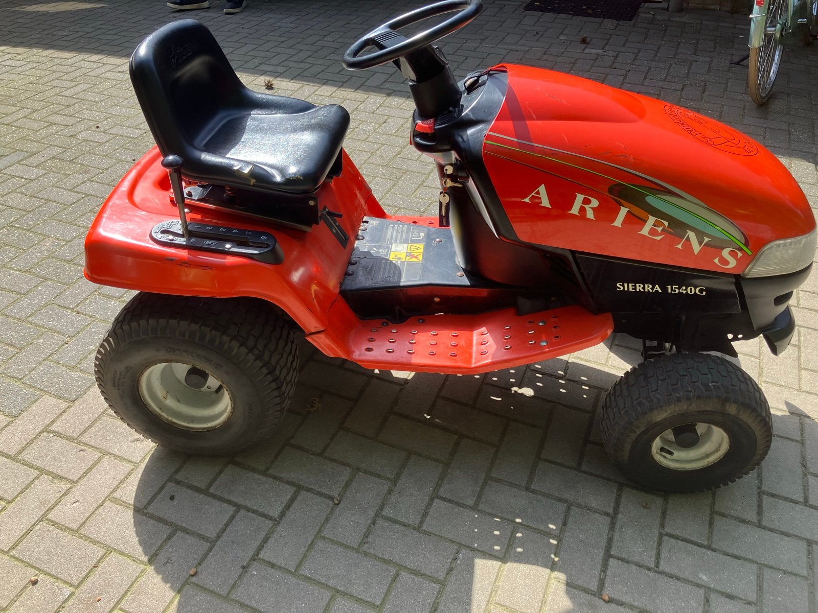 Ariens Sierra 1540G Zitmaaier - Krachtig en Betrouwbaar, Ophalen, Cirkelmaaier, Gebruikt, Opvangbak