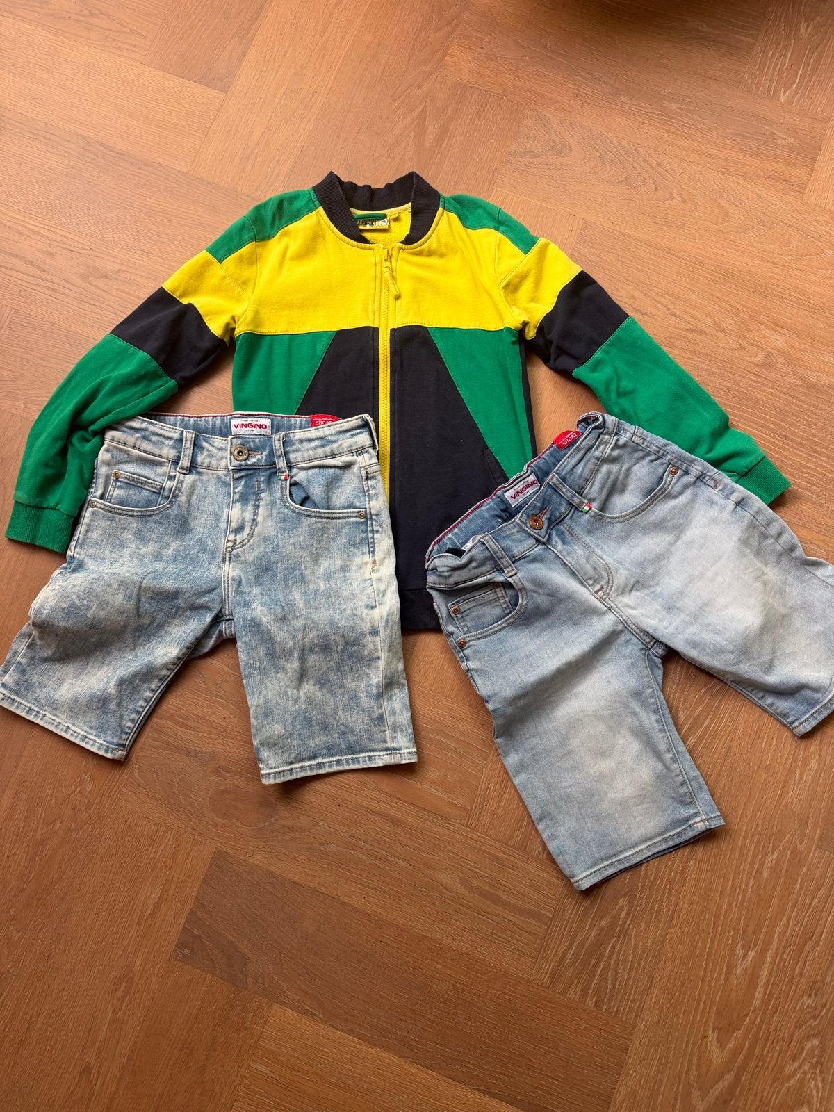 Zomersetje! Z8 Vest en 2 Vingino korte broeken - Maat 140, Ophalen, Zo goed als nieuw, Jongen, Setje