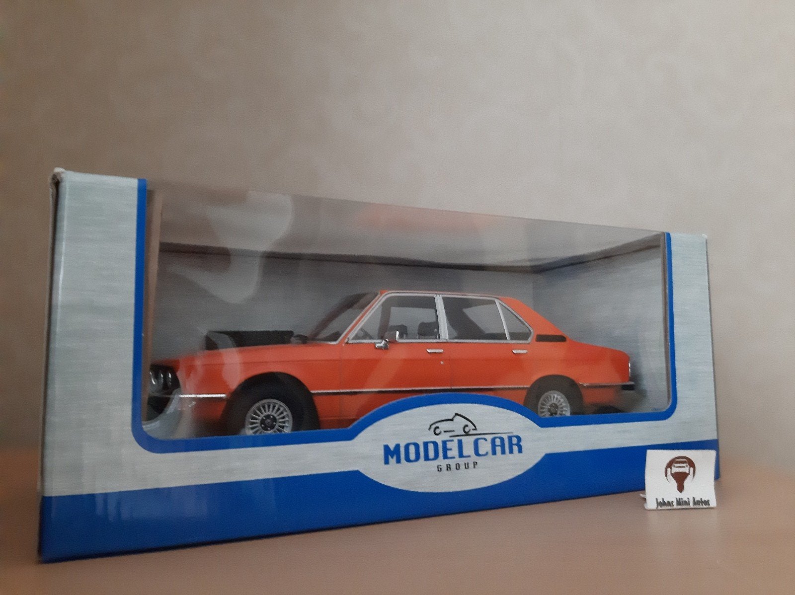 BMW 5-serie (E12) 1974 Oranje van MCG 1:18, Hobby en Vrije tijd, Overige merken, MCG, Auto, Nieuw