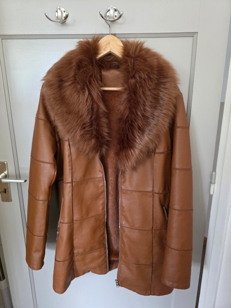 Bruine winterjas met bontkraag, Kleding | Dames, Jassen | Winter, Ophalen, Gedragen, Maat 46/48 (XL) of groter, Bruin