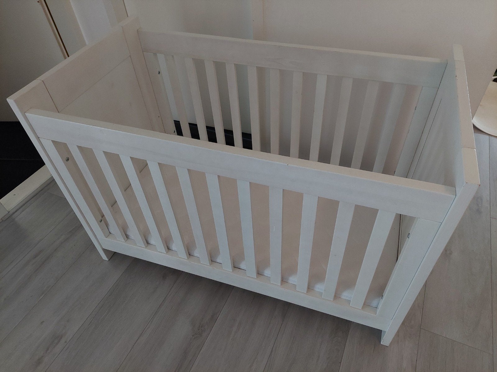 Wit ledikant 60x120 verstelbaar bopita + matras +evt beddeng, Ophalen, Zo goed als nieuw, Ledikant