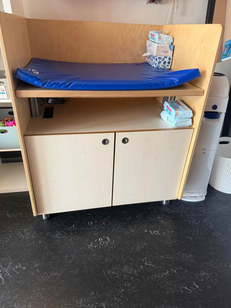 Elektronische verstelbare Commode met Opbergruimte, Kinderen en Baby's, Kinderkamer | Commodes en Kasten, Ophalen, Gebruikt, 50 tot 70 cm